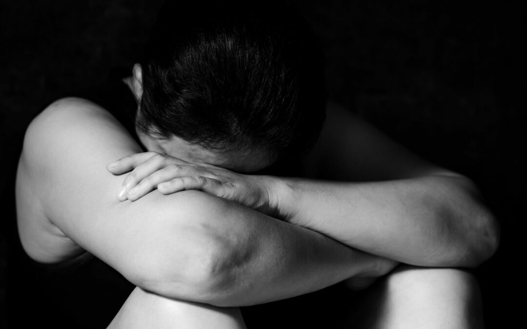 Victime de violences conjugales et poursuivie devant le tribunal correctionnel : Comment s’en sortir lorsque la justice nous prend pour l’agresseur ?